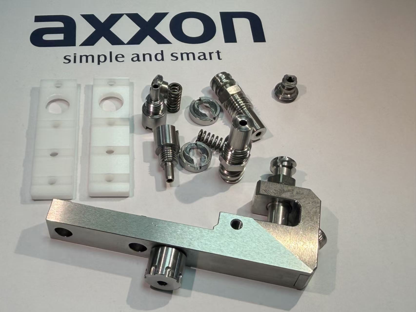 Van áp điện Axxon